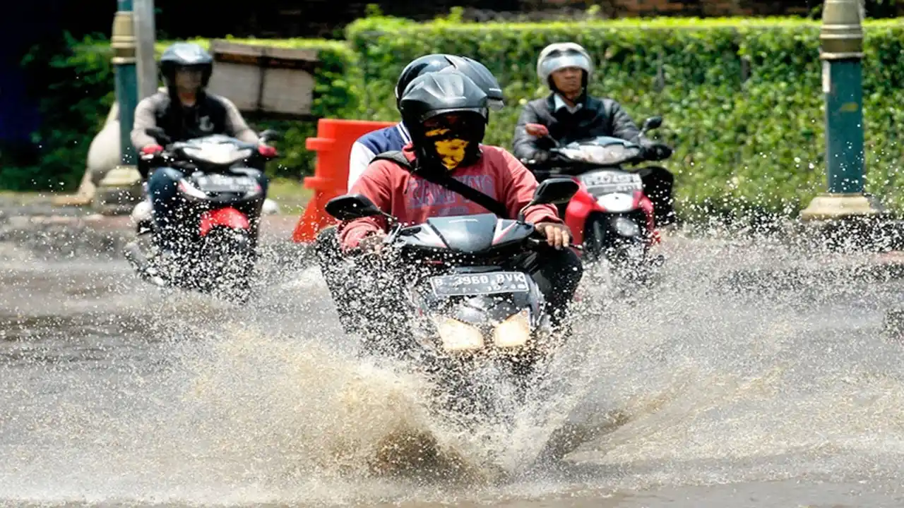 Image Cara Efektif Mengatasi Motor Terendam Banjir